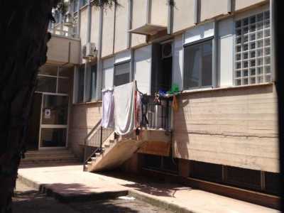 L'abitazione del custode scolastico della scuola Capozzi - Galilei di Bari
